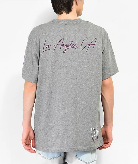 35402-mitchell-ness-x-nba-lakers-patch-grey-t-shirt-2.webp Mitchell & Ness x NBA Lakers Patch Grey T-Shirt