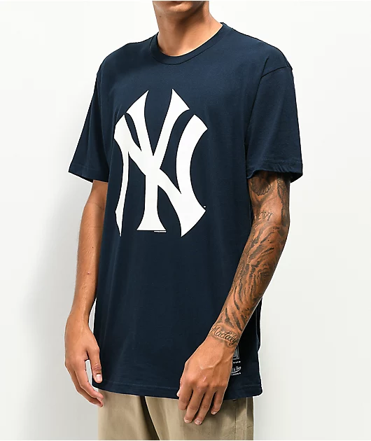 70322-mitchell-ness-x-mlb-yankees-logo-2-navy-t-shirt-1.webp Mitchell & Ness x MLB Yankees Logo 2 Navy T-Shirt